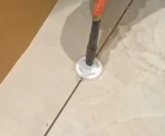 普宁瓷砖空鼓维修公司专业解答瓷砖在铺贴过程中，如果没有涂抹均匀到位的粘结材料（如水泥砂浆或瓷砖胶），可能会导致以下问题